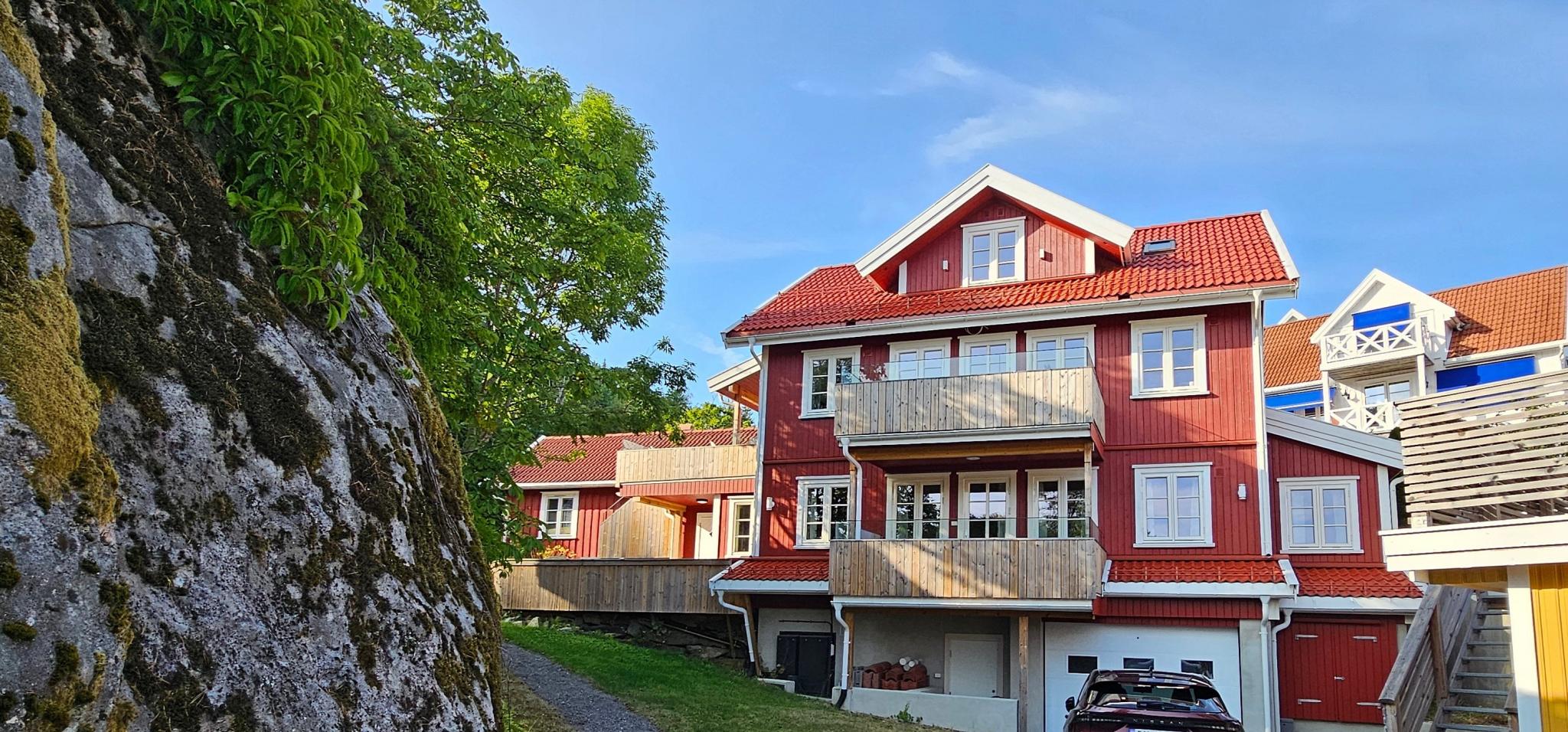 Leilighet ved øvre balkong - parkering og inngang over terrasse på venstre side bilde